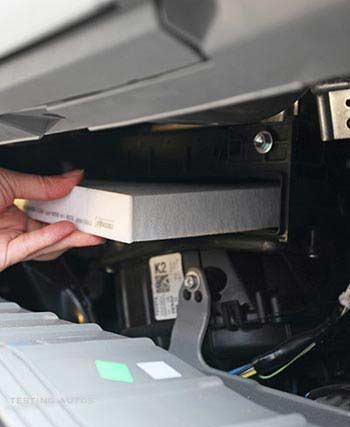 Replacing cabin filter in a car