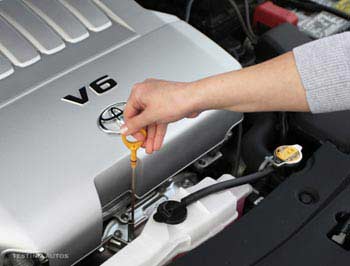 Checking engine oil