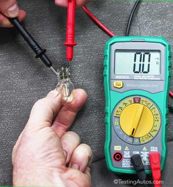 Checking a car bulb with a multimeter